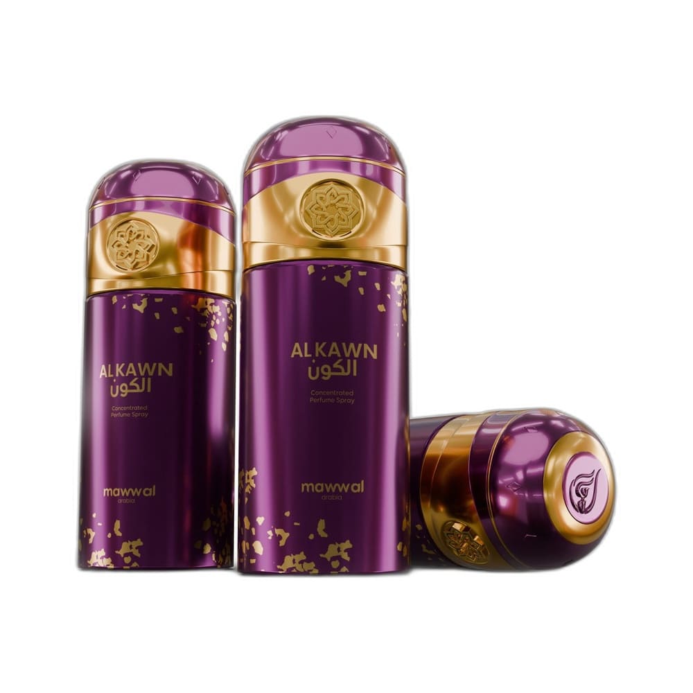 Três frascos do perfume Mawwal Universe Alkawn Unissex 250ml lado a lado em tom roxo metálico com detalhes dourados