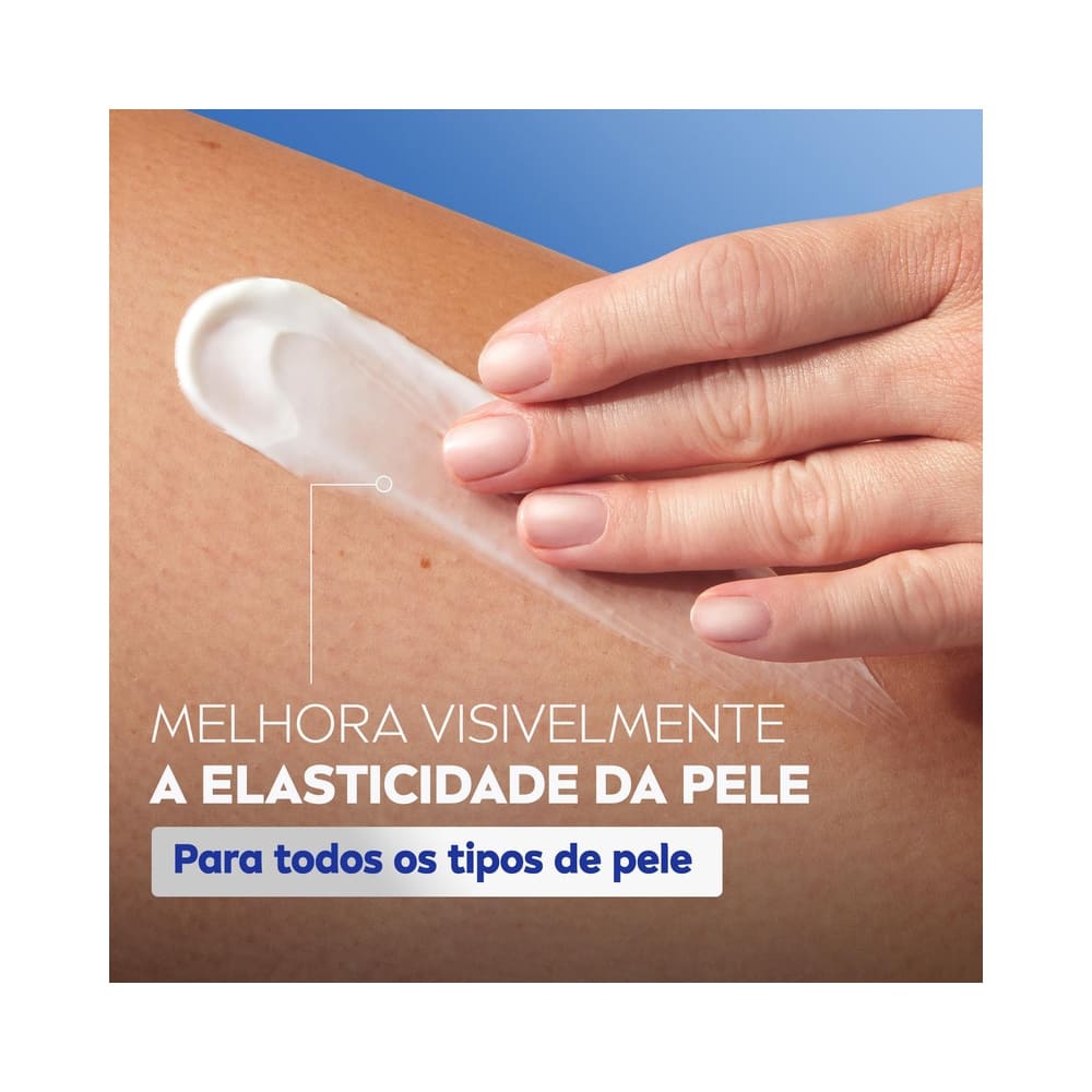 Mão aplicando creme branco da Loção Hidratante Nivea Firmador Q10 + Vitamina C sobre a pele do braço, destacando elasticidade e uso para todos os tipos de pele.